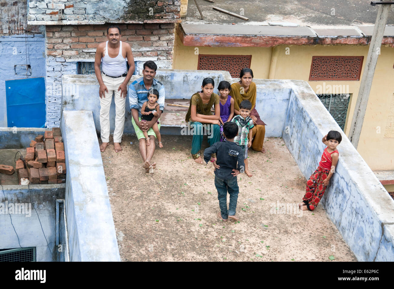 Famiglia sui tetti in Bundi, Rajasthan, India Foto Stock