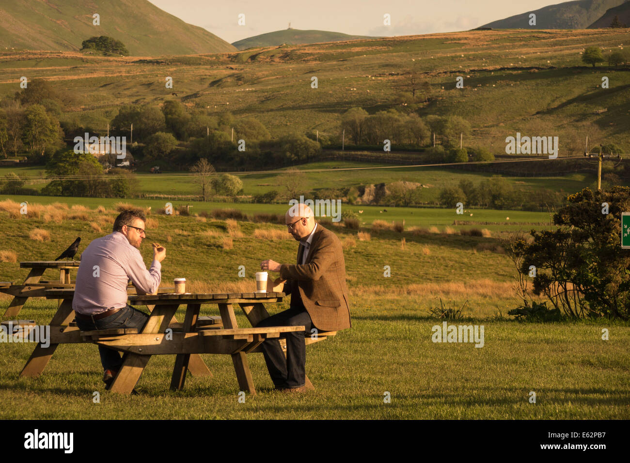 Servizi Tebay, south Cumbria - premiata M6 Motorway Services, ristorante e negozio di fattoria. Avendo un caffè in sera sun. Foto Stock