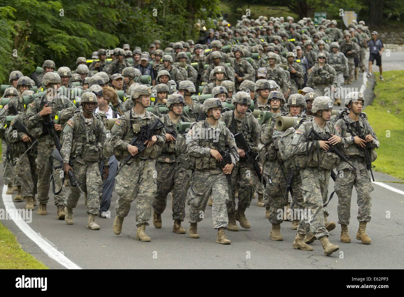 Punto ad ovest di New York, Stati Uniti d'America. 12 Ago, 2014. Nuovo cadetti marzo indietro dalla Bestia caserma di Camp Buckner per l'Accademia Militare degli Stati Uniti a West Point, New York. Il 12-Mile marzo torna a West Point ha segnato la fine del Cadet la formazione di base per la classe del 2018. Credito: Tom Bushey/ZUMA filo/Alamy Live News Foto Stock