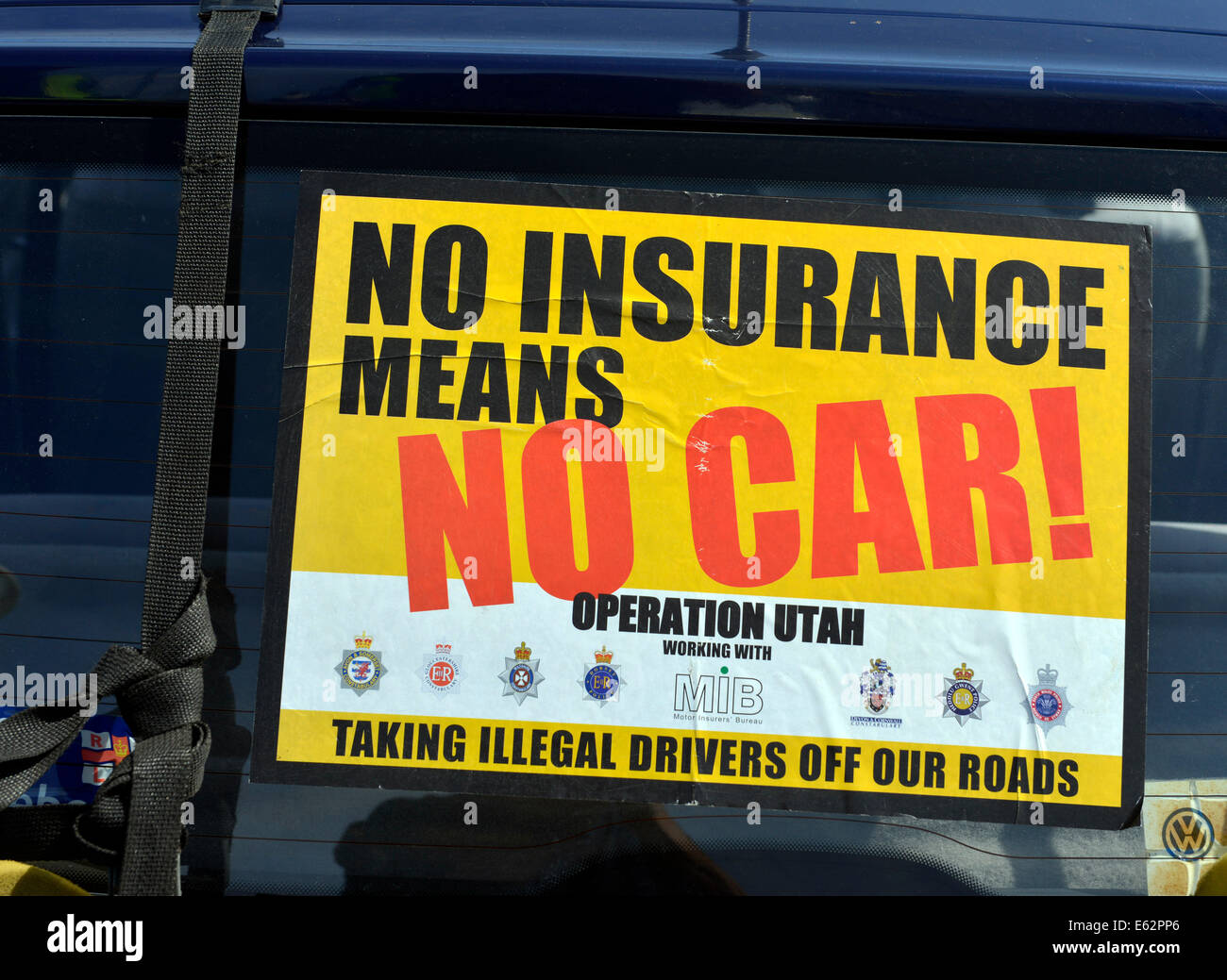 Dorset, Regno Unito. 12 Ago, 2014. Il Dorset polizia sequestro auto senza assicurazione auto. Driver con nessuna assicurazione sarà interrotta e i loro veicoli presi dalla strada immediatamente appena come questo. Il conducente dovrà ottenere l'assicurazione legale quindi pagare per riportare la macchina più essi saranno soggetti a una tassa per ogni giorno la vettura viene memorizzato troppo. Dodicesimo mese di agosto, 2014 Credit: Dorset Media Service/Alamy Live News Foto Stock
