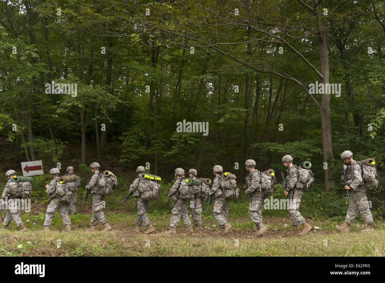 Punto ad ovest di New York, Stati Uniti d'America. 12 Ago, 2014. Nuovo cadetti marzo indietro dalla Bestia caserma di Camp Buckner per l'Accademia Militare degli Stati Uniti a West Point, New York. Il 12-Mile marzo torna a West Point ha segnato la fine del Cadet la formazione di base per la classe del 2018. Credito: Tom Bushey/ZUMA filo/Alamy Live News Foto Stock