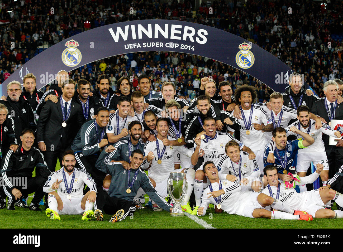 Cardiff, Galles. 12 Ago, 2014. Coppa UEFA Intertoto. Real Madrid CF v Sevilla FC. Real Madrid CF squad celebrare la loro vittoria con i vincitori del trofeo Credito: Azione Sport Plus/Alamy Live News Foto Stock