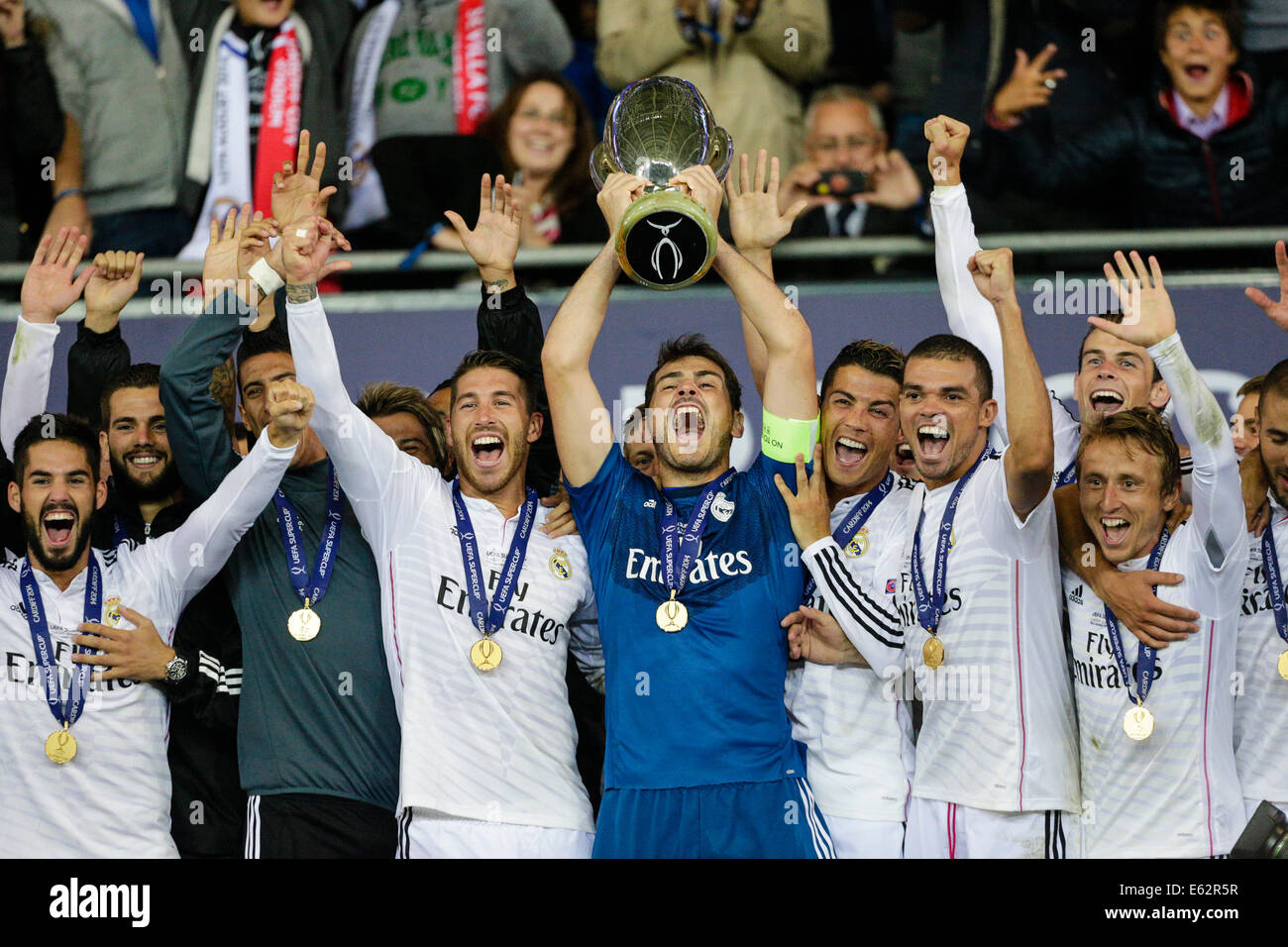 Cardiff, Galles. 12 Ago, 2014. Coppa UEFA Intertoto. Real Madrid CF v Sevilla FC. Il Real Madrid è il portiere Iker CASILLAS ascensori i vincitori del trofeo Credito: Azione Sport Plus/Alamy Live News Foto Stock