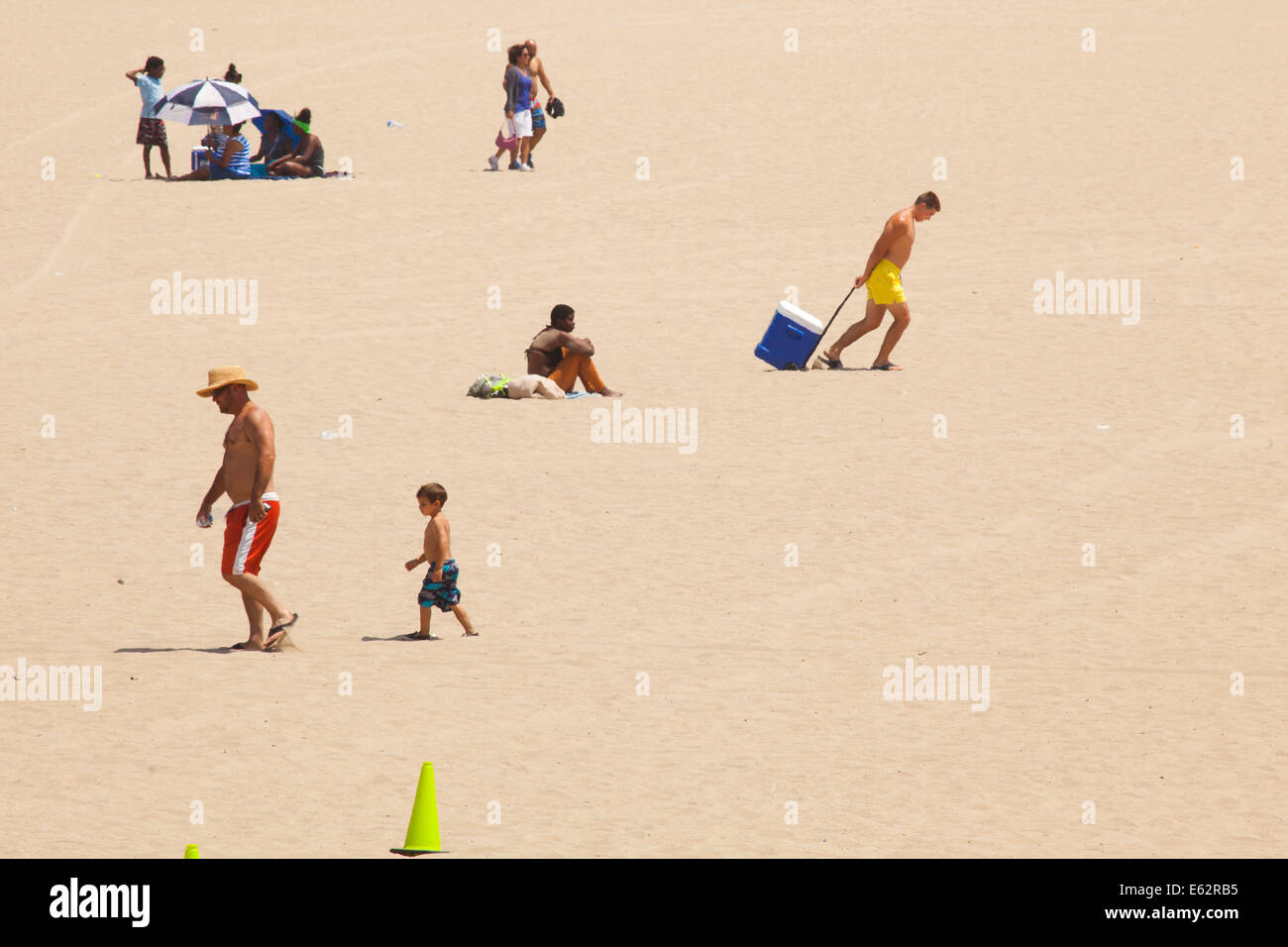 Le persone che si godono la spiaggia di Santa Monica, nella contea di Los Angeles, California, Stati Uniti d'America Foto Stock