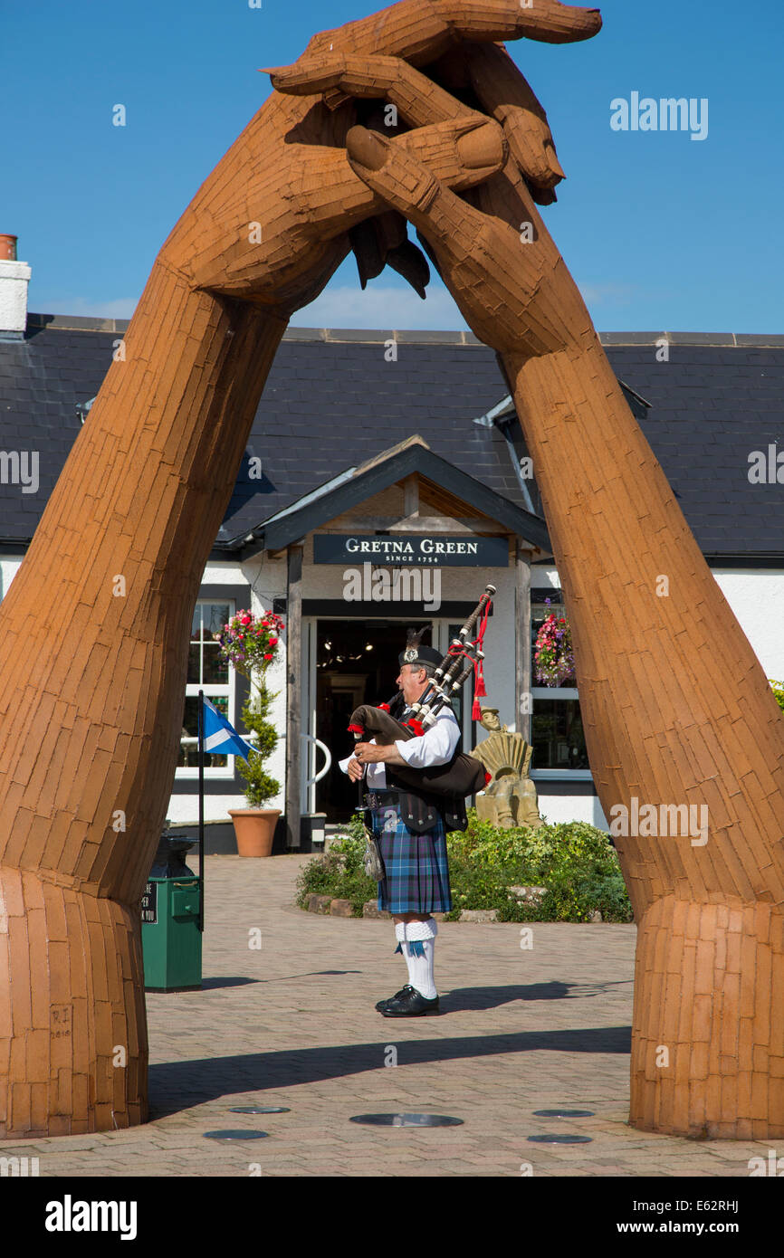 Scottish piper presso il vecchio fabbro del negozio a Gretna Green Dumfries And Galloway, Scotland, Regno Unito Foto Stock