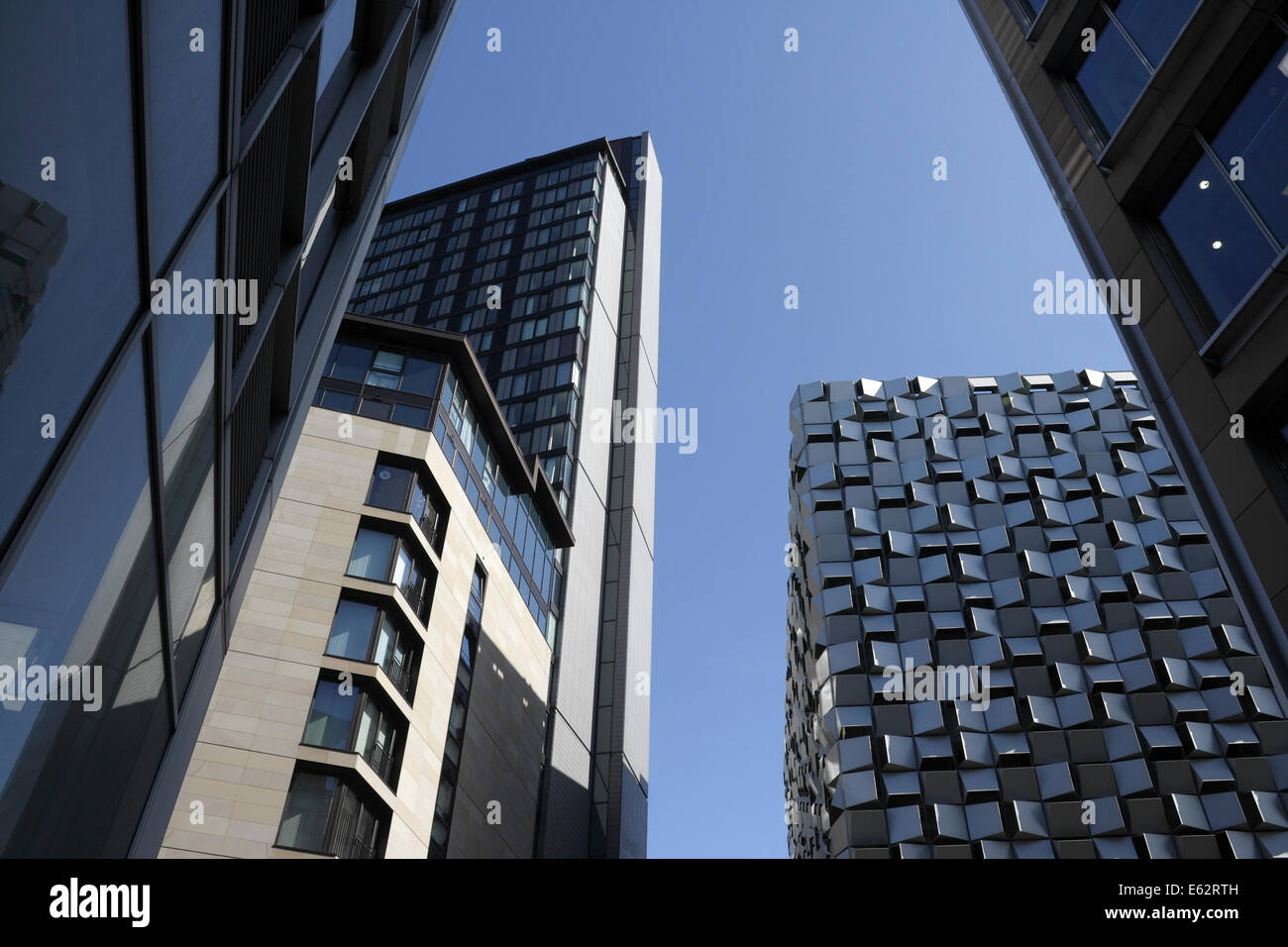 I City Lofts e l'alto skyline di Sheffield City Center Inghilterra, ospitano un complesso architettonico a torre, parcheggio Q-Park Foto Stock