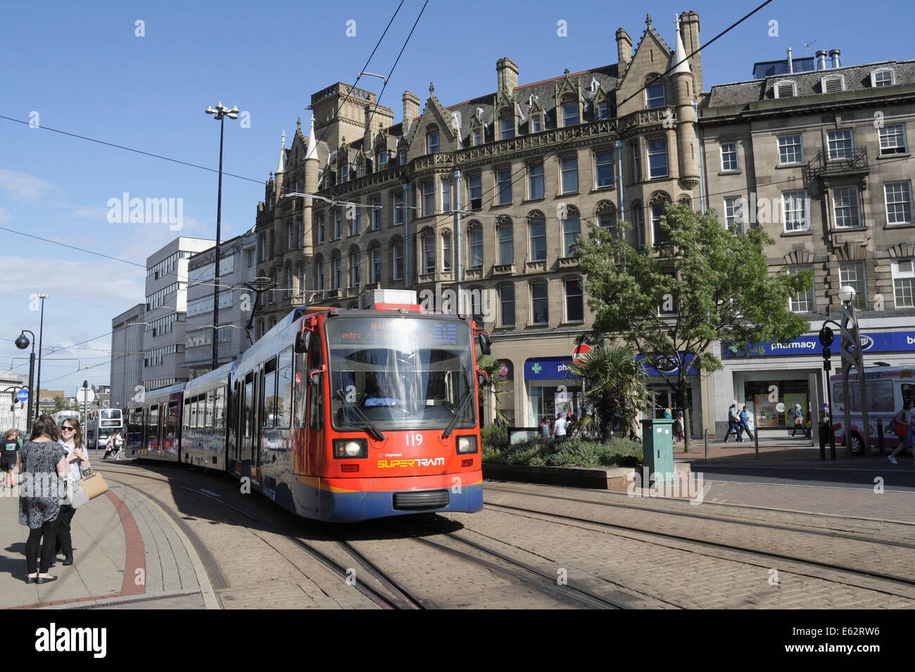Un Supertram si avvicina alla fermata della cattedrale nel centro città di Sheffield Inghilterra UK Metro Urban Transport, rete di metropolitana leggera Foto Stock