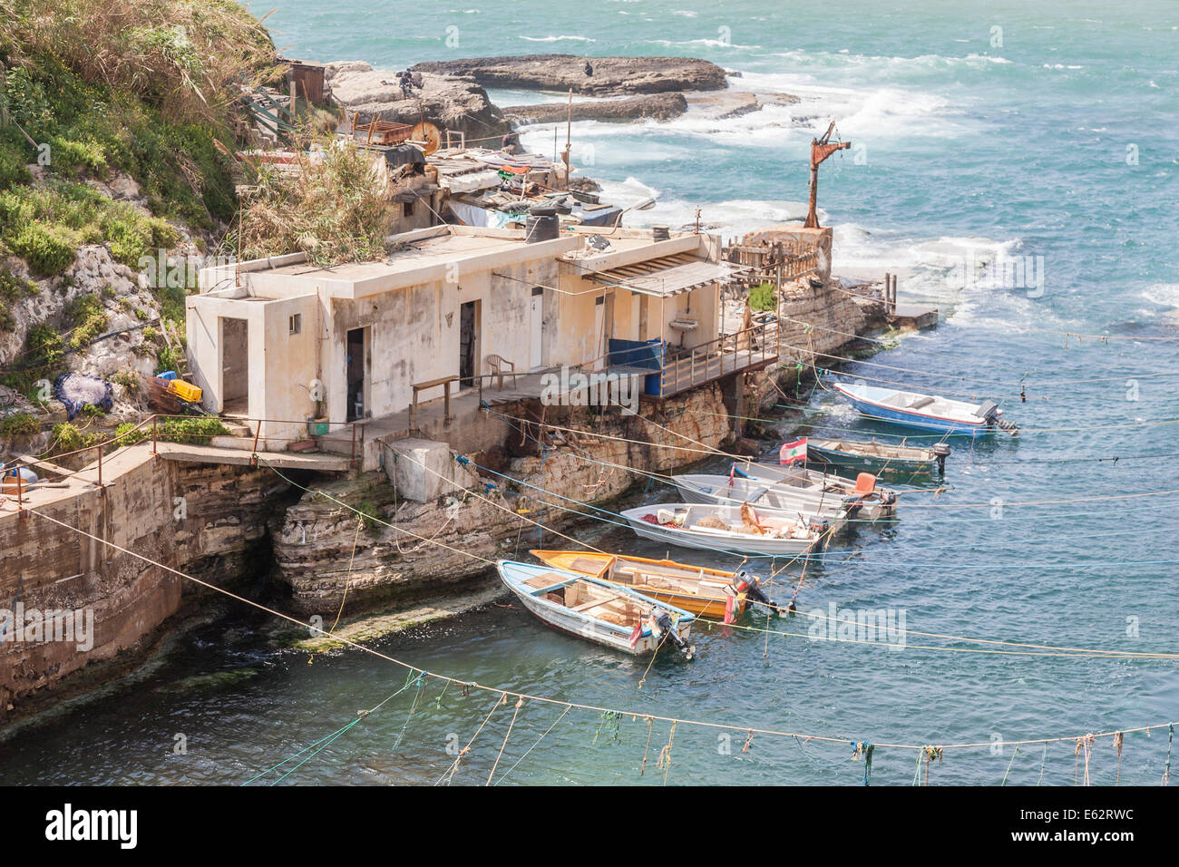 Un piccolo villaggio di pescatori comunitari e porto sulla costa mediterranea, con barche ormeggiate al di fuori Beirut, Libano Foto Stock