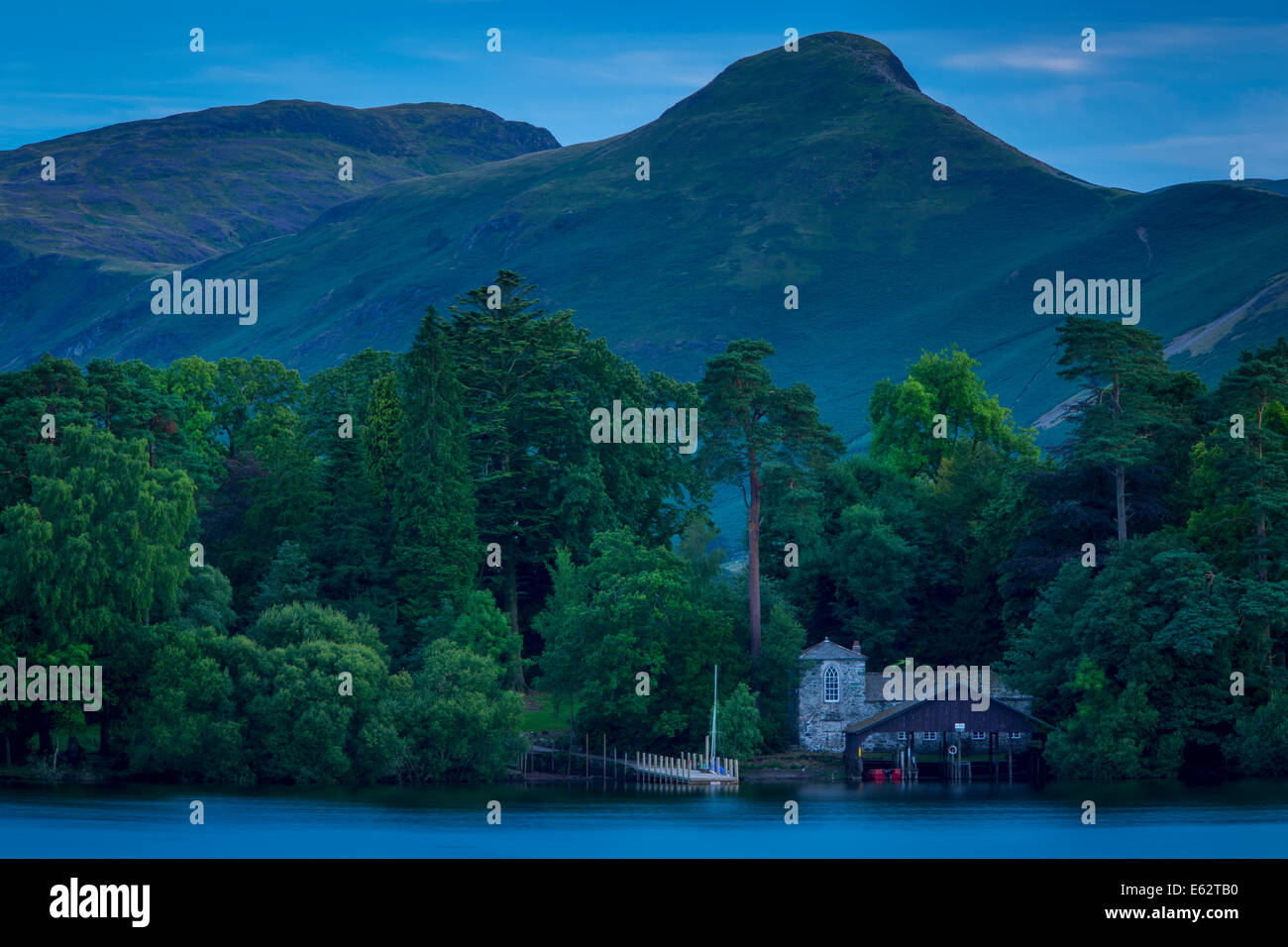 La sera si affaccia sulla darsena Derwentwater, nel distretto del lago, Cumbria, Inghilterra Foto Stock