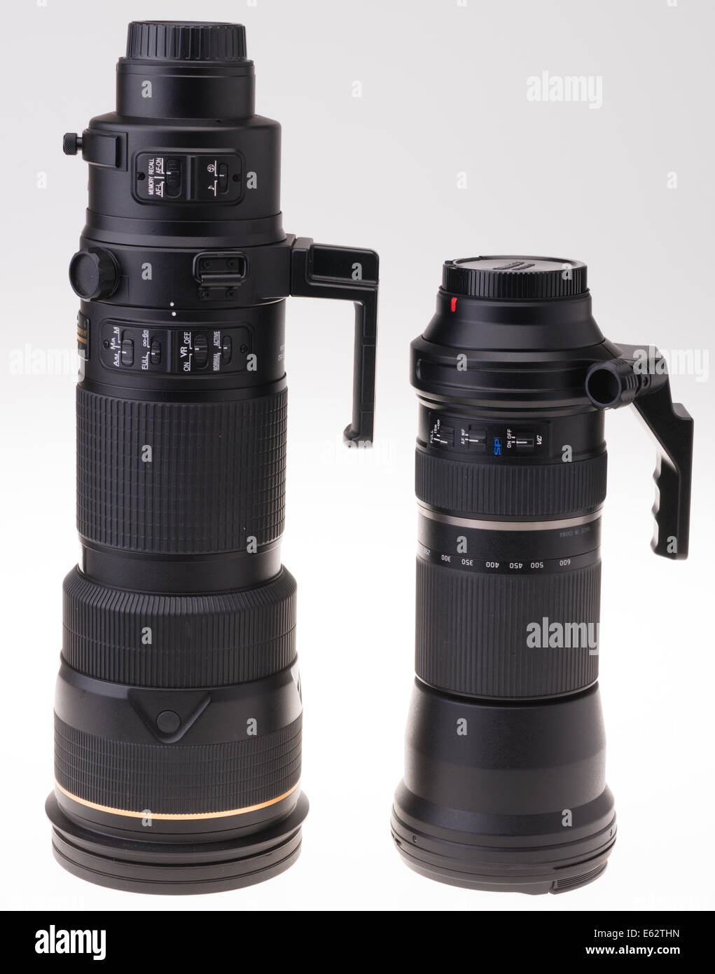 Fotocamera reflex digitale obiettivo zoom design. Nikon 200-400mm e Tamron 150-600mm zoom fianco a fianco. Foto Stock