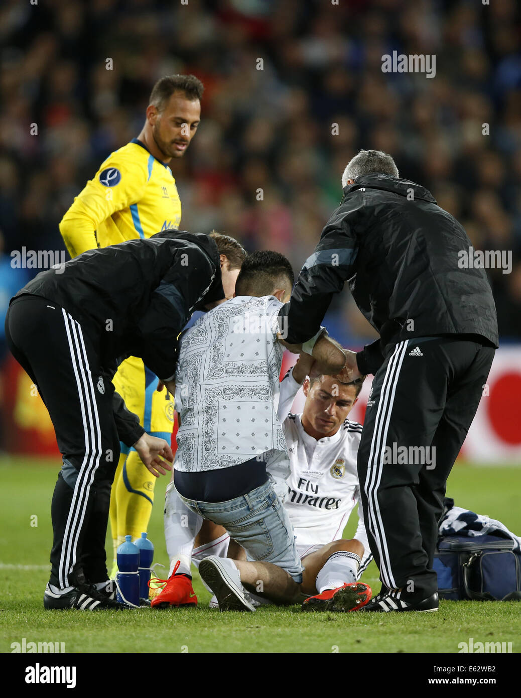 Cardiff. 12 Ago, 2014. Una ventola che gira su per il passo e i tentativi di abbraccio Cristiano Ronaldo del Real Madrid durante la UEFA Super Cup match tra Real Madrid e Siviglia a Cardiff City Stadium di Cardiff, Gran Bretagna il 12 agosto, 2014. Il Real Madrid vince il titolo battendo Sevilla con 2-0. Credito: Wang Lili/Xinhua/Alamy Live News Foto Stock