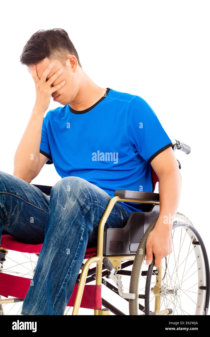 Premuto e uomo disabile seduto su una sedia a rotelle Foto Stock