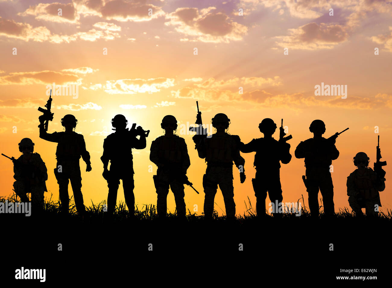 Silhouette di soldati team con sfondo di sunrise Foto Stock