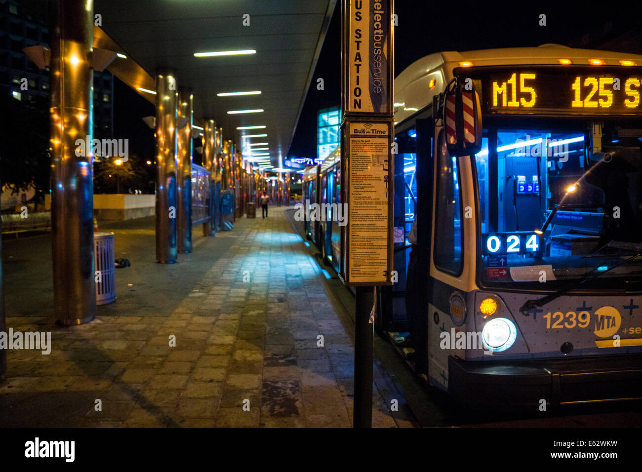 Manhattan, New York. Un autobus a vuoto in una stazione vicino a Staten Island Ferry Terminal di notte. Foto Stock