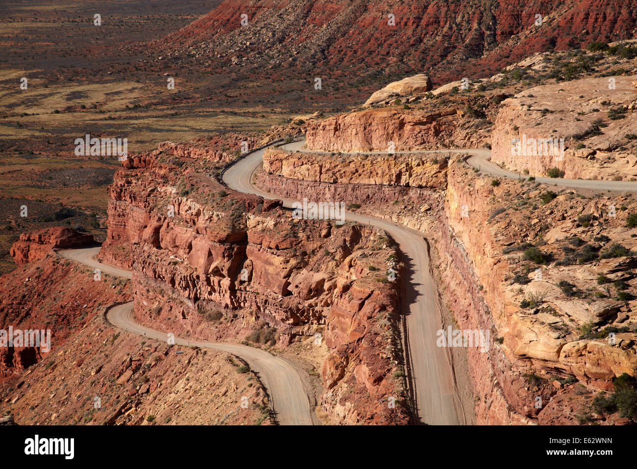 Moki Dugway (o Mokee Dugway) switchback road, arrampicata Cedar Mesa, nei pressi di Mexican Hat, San Juan County, Utah, Stati Uniti d'America Foto Stock