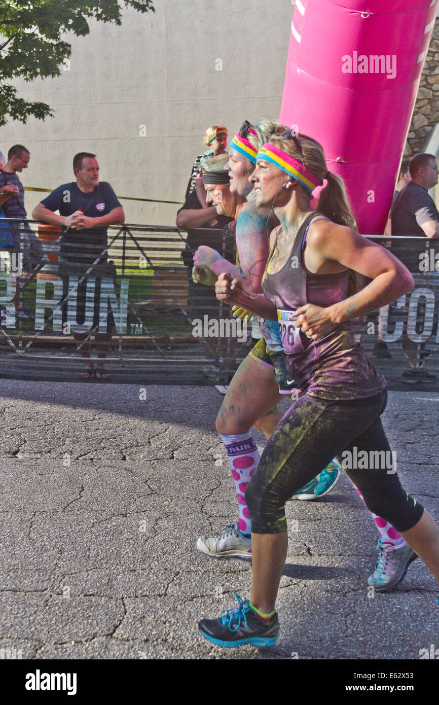 Asheville, North Carolina, Stati Uniti d'America - 26 Luglio 2014: tre donne schizzato con coloranti colorati eseguire il collo a collo in su luglio 26, 2014 in Foto Stock