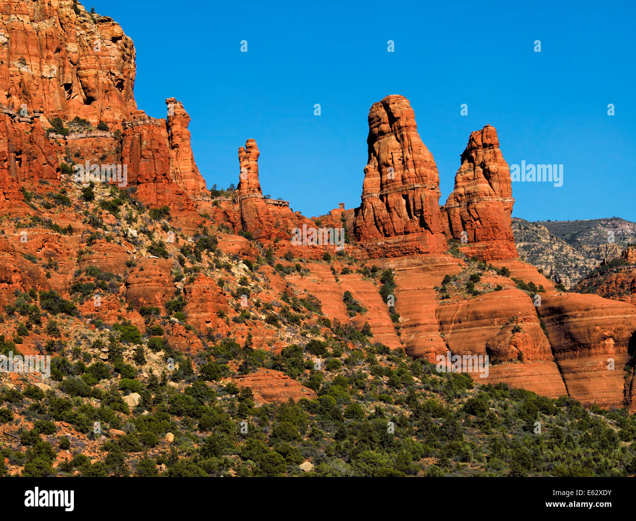 Le due sorelle salgono lungo il bordo di due Buttes red rock formazione Sedona in Arizona una popolare southwestern Arizona destinazione di viaggio Foto Stock