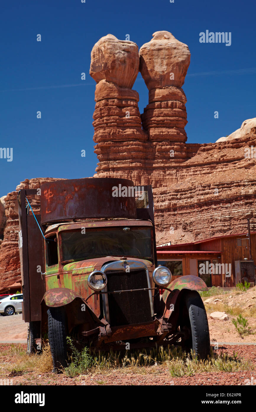 Navajo scogli gemelli, e abbandonata Chevrolet carrello, da scogli gemelli Trading Post, Bluff, San Juan County, Utah, Stati Uniti d'America Foto Stock