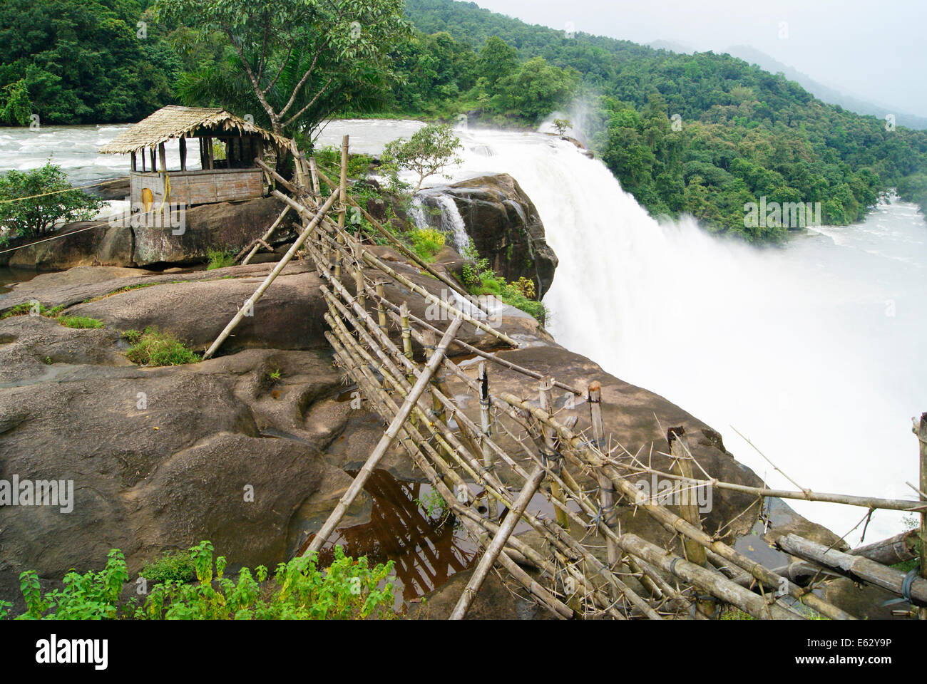 Athirapally cade athirappilly Waterfall Kerala durante la stagione dei monsoni India Foto Stock