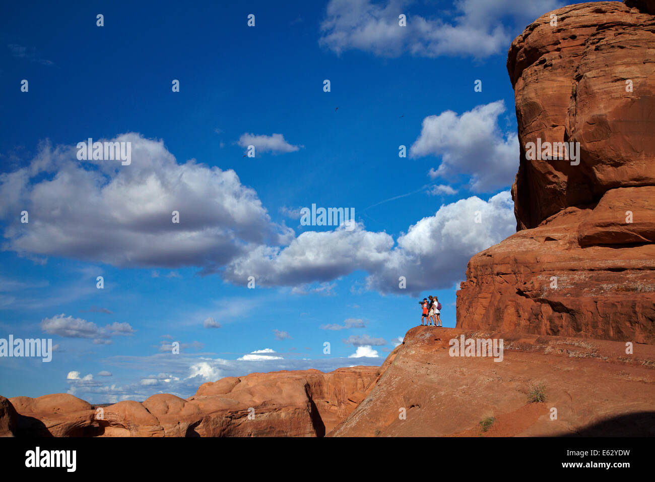 Gli escursionisti sul sentiero per Delicate Arch, Arches National Park, vicino a Moab, Utah, Stati Uniti d'America Foto Stock