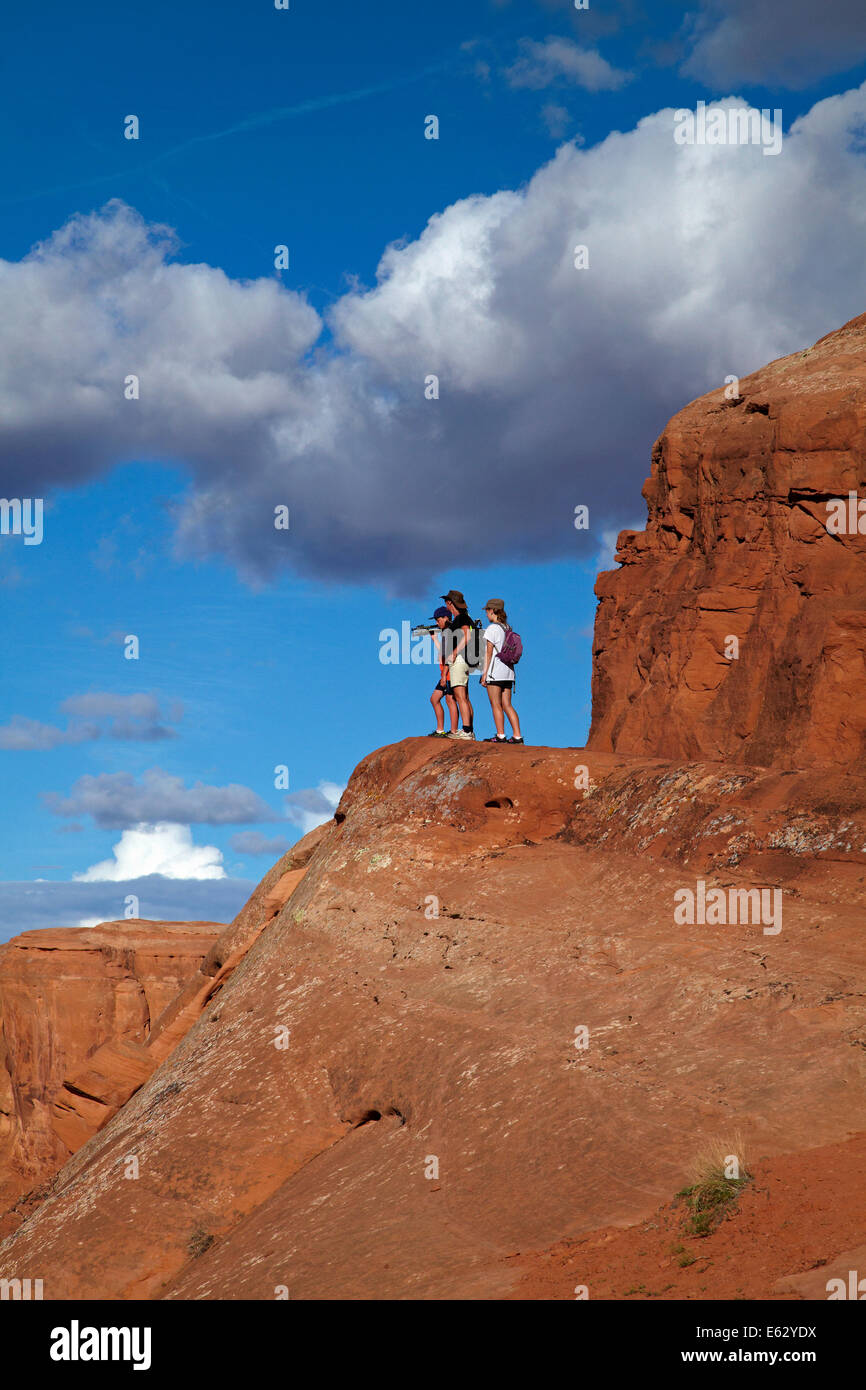Gli escursionisti sul sentiero per Delicate Arch, Arches National Park, vicino a Moab, Utah, Stati Uniti d'America Foto Stock