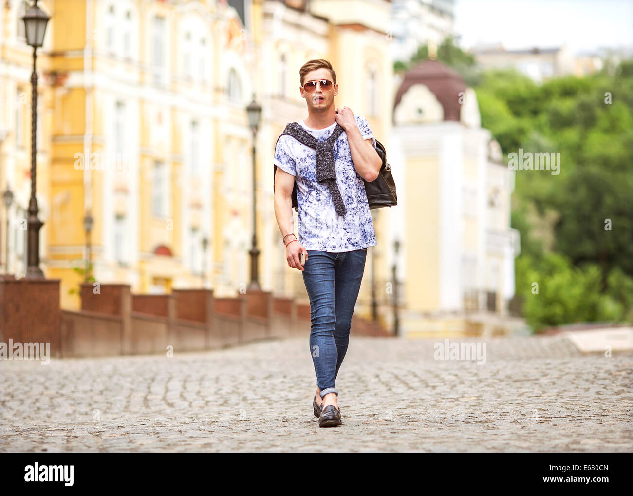 Ritratto di uomo attraente con un abbigliamento informale a piedi in Europa Foto Stock