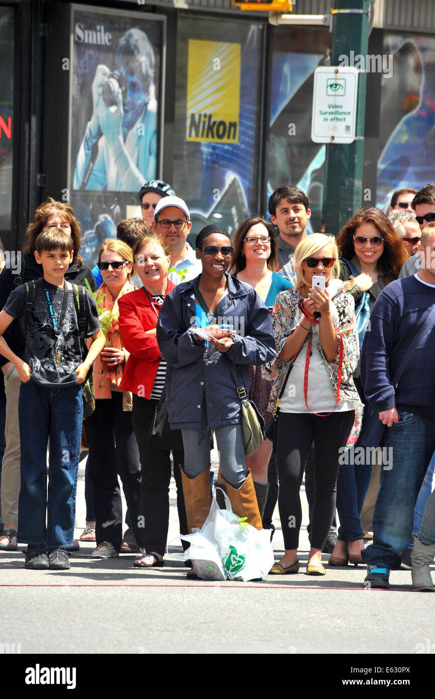 Artisti di strada esibirsi al Dundas Street festival che si tiene a Londra, Ontario in Canada. Foto Stock