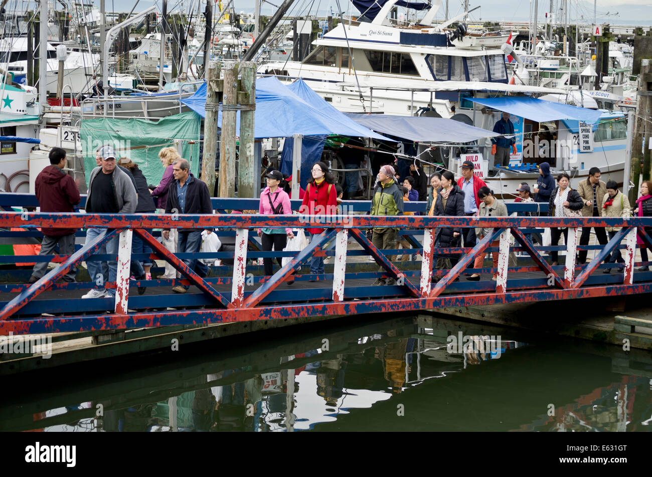 La gente a piedi fino alla rampa da il mercato del pesce fresco a sulle banchine al Fisherman Wharf in Steveston, BC, Canada. Foto Stock