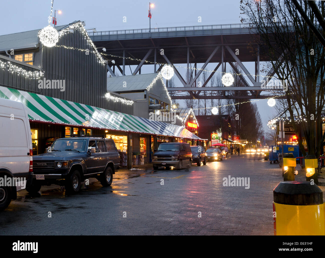 Per le feste di luci e decorazioni di Natale di Granville Island, la sera. L'edificio del mercato pubblico. Foto Stock