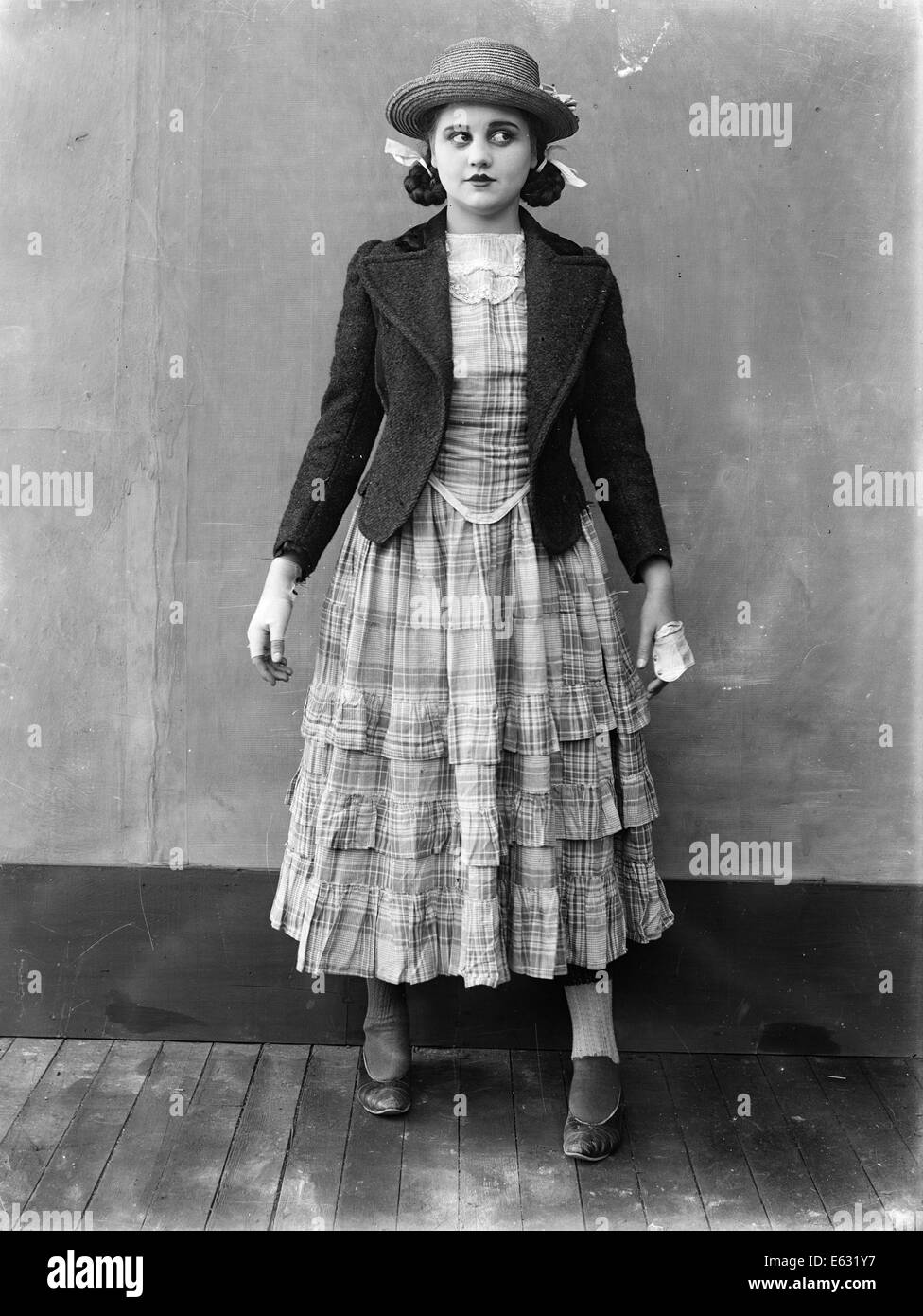 1910s 1920s TEEN ragazza guardando al lato indossare gonna increspato cappello di paglia corta giacca SILENT MOVIE ANCORA Foto Stock