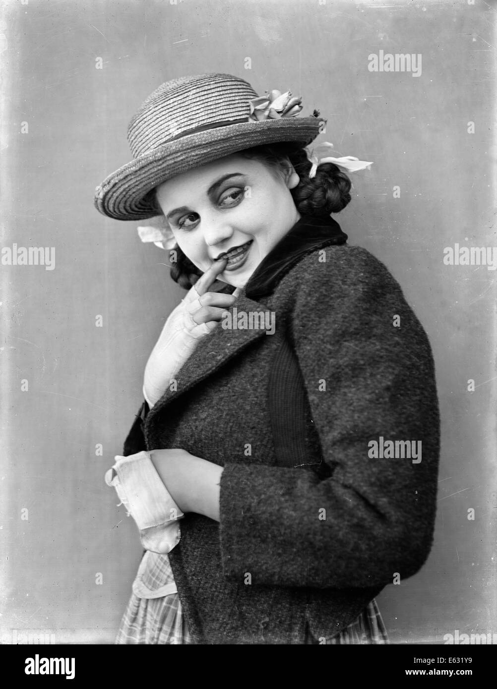 1910s 1920 FLIRTING sorridente ragazza giovane guardando sopra la sua spalla SILENT MOVIE ANCORA Foto Stock