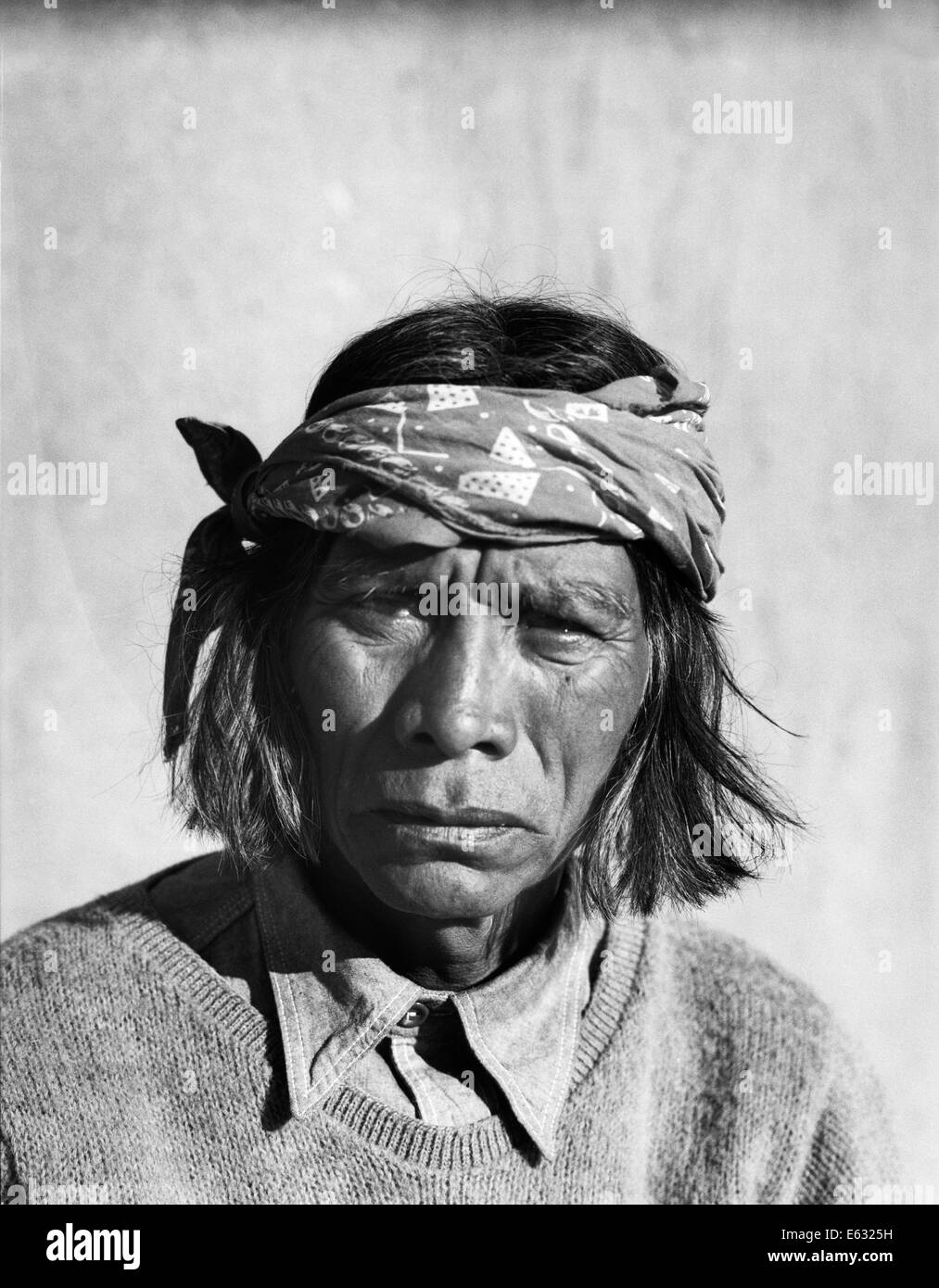 1930s ritratto GRAVE NATIVE AMERICAN CACIQUE UOMO MEDICINA SAN ILDEFONSO PUEBLO NEL NUOVO MESSICO USA Foto Stock