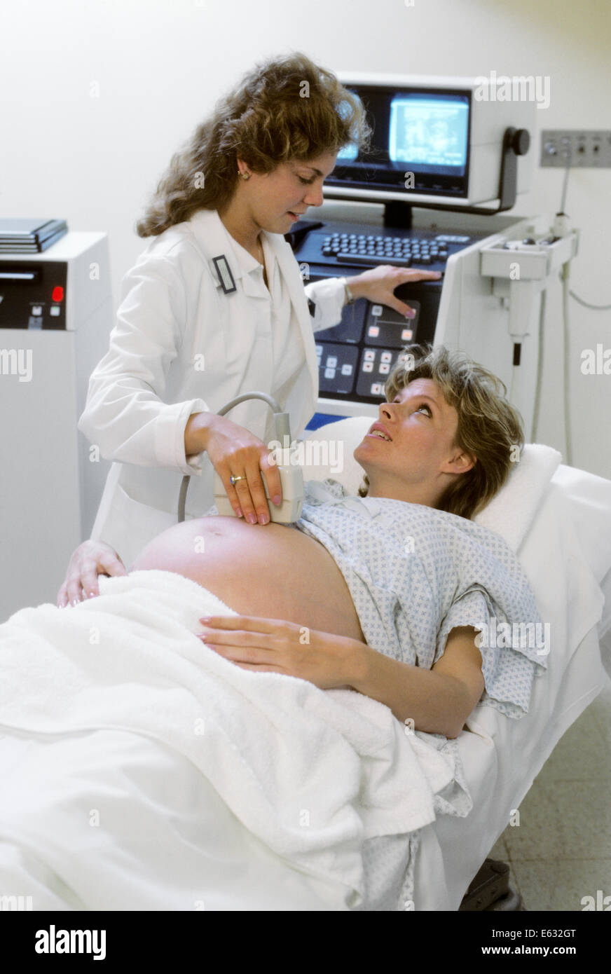 Anni ottanta donna incinta in fase di esame AD ULTRASUONI IN OSPEDALE Foto Stock