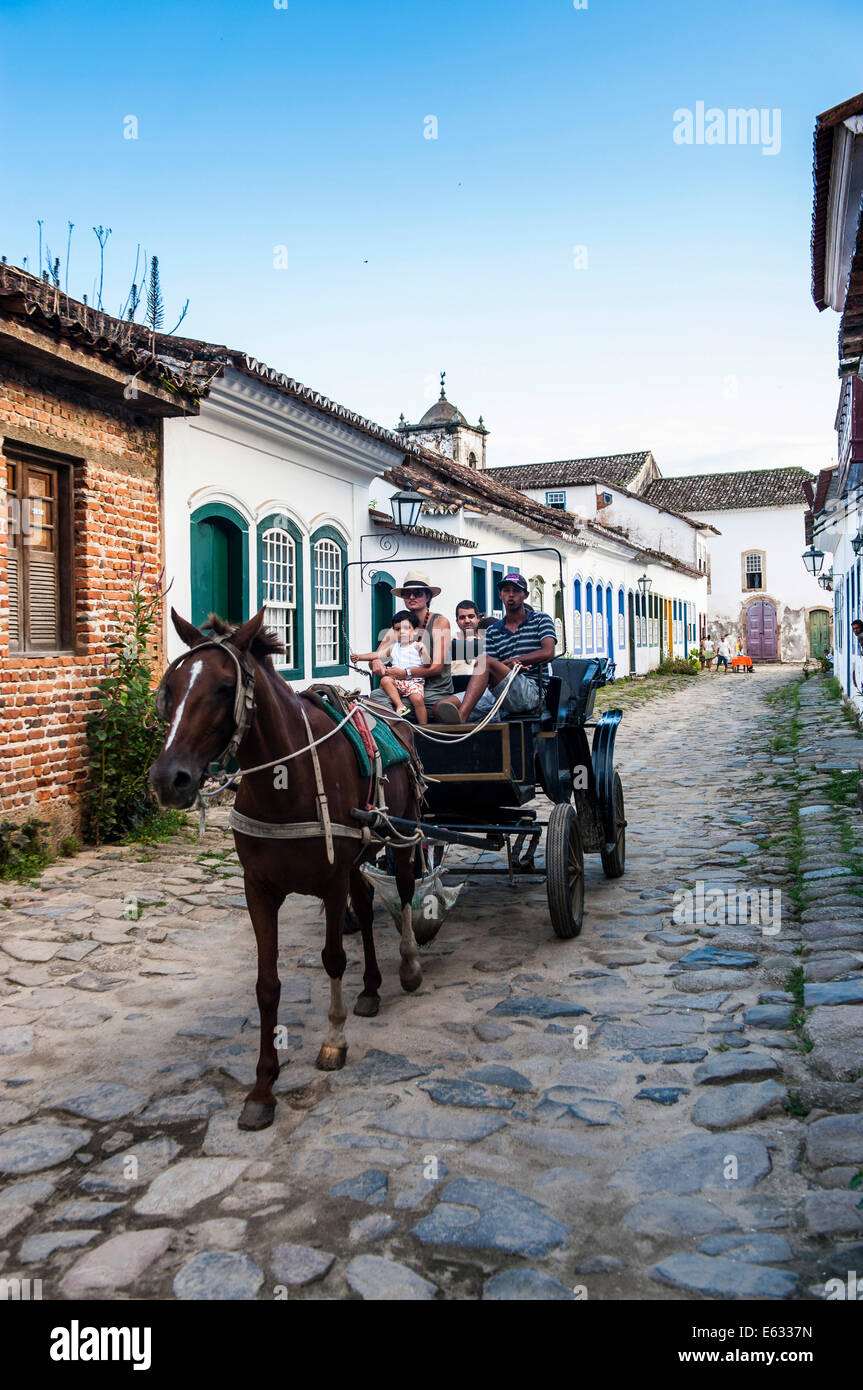 Carrello a cavallo con i turisti, Paraty, Stato di Rio de Janeiro, Brasile Foto Stock