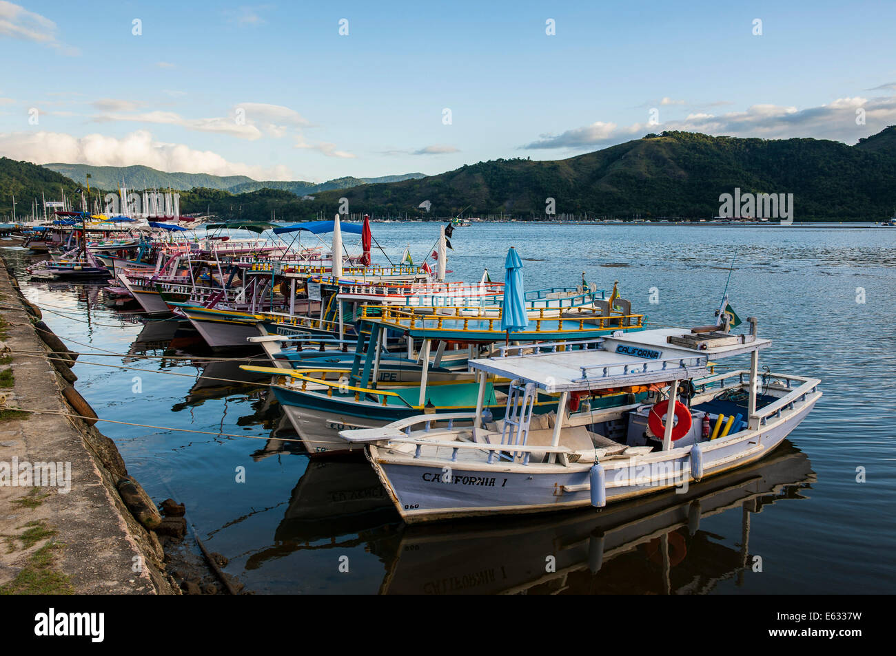 Le barche nel porto di Paraty, Stato di Rio de Janeiro, Brasile Foto Stock