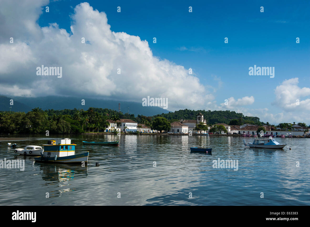 Le barche nel porto, Paraty, Stato di Rio de Janeiro, Brasile Foto Stock