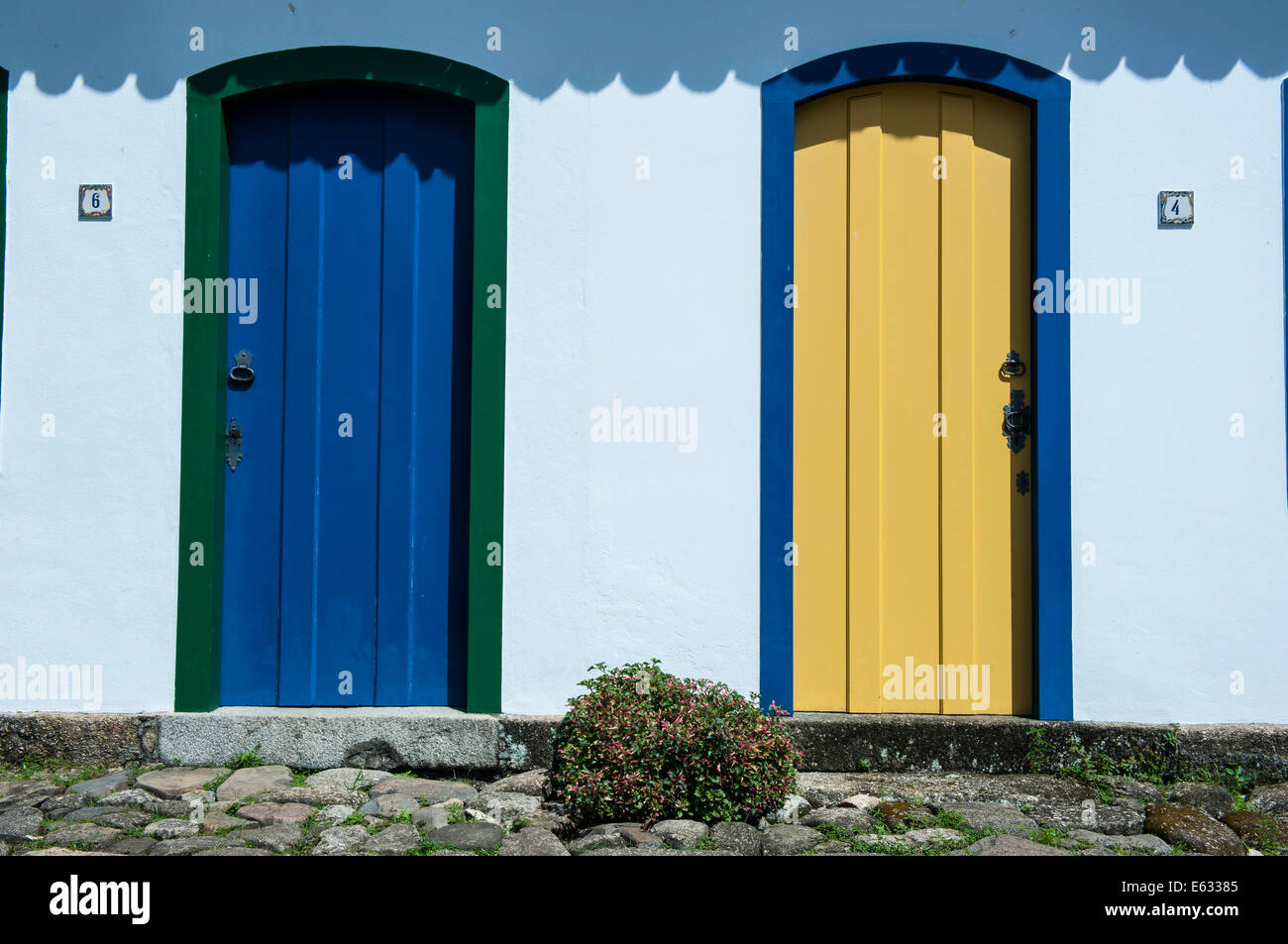 Porte colorate, Paraty, Stato di Rio de Janeiro, Brasile Foto Stock