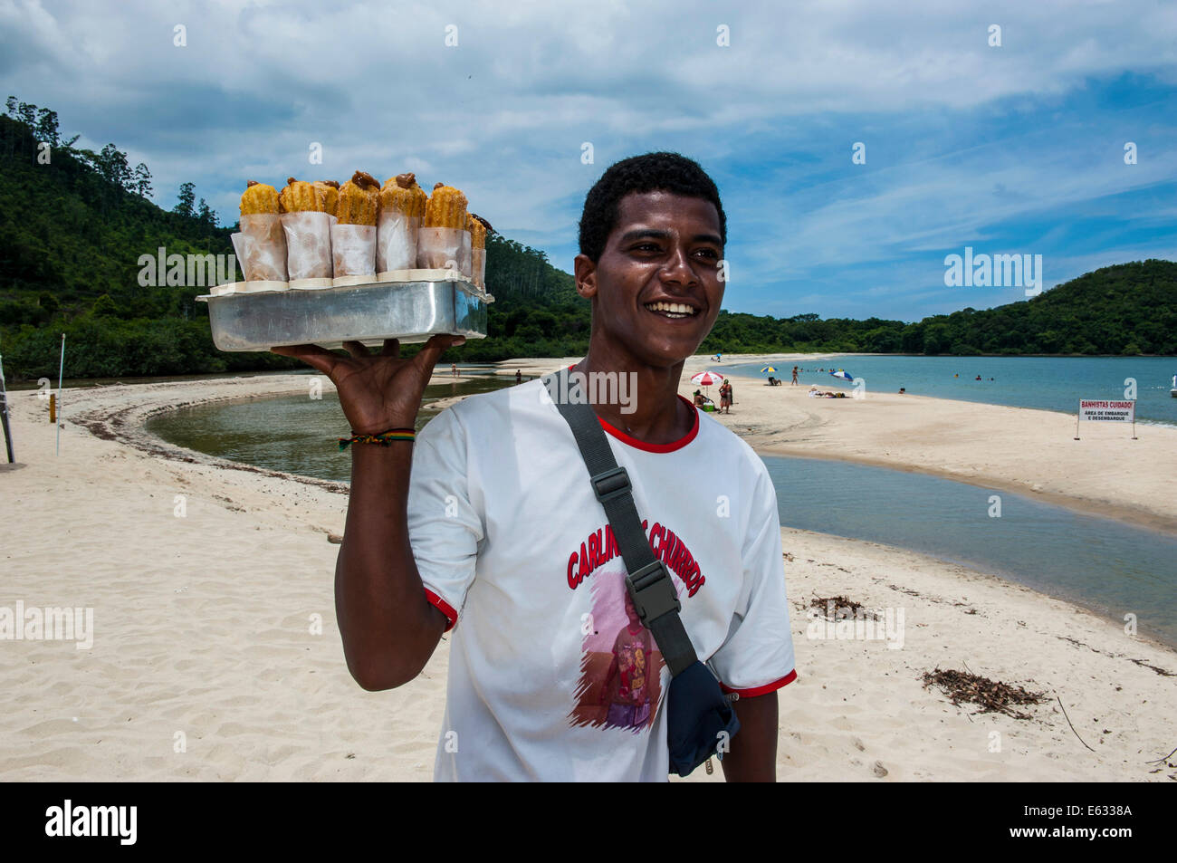 L'uomo vendita di succo di frutta su una spiaggia a nord di Paraty, Stato di Rio de Janeiro, Brasile Foto Stock