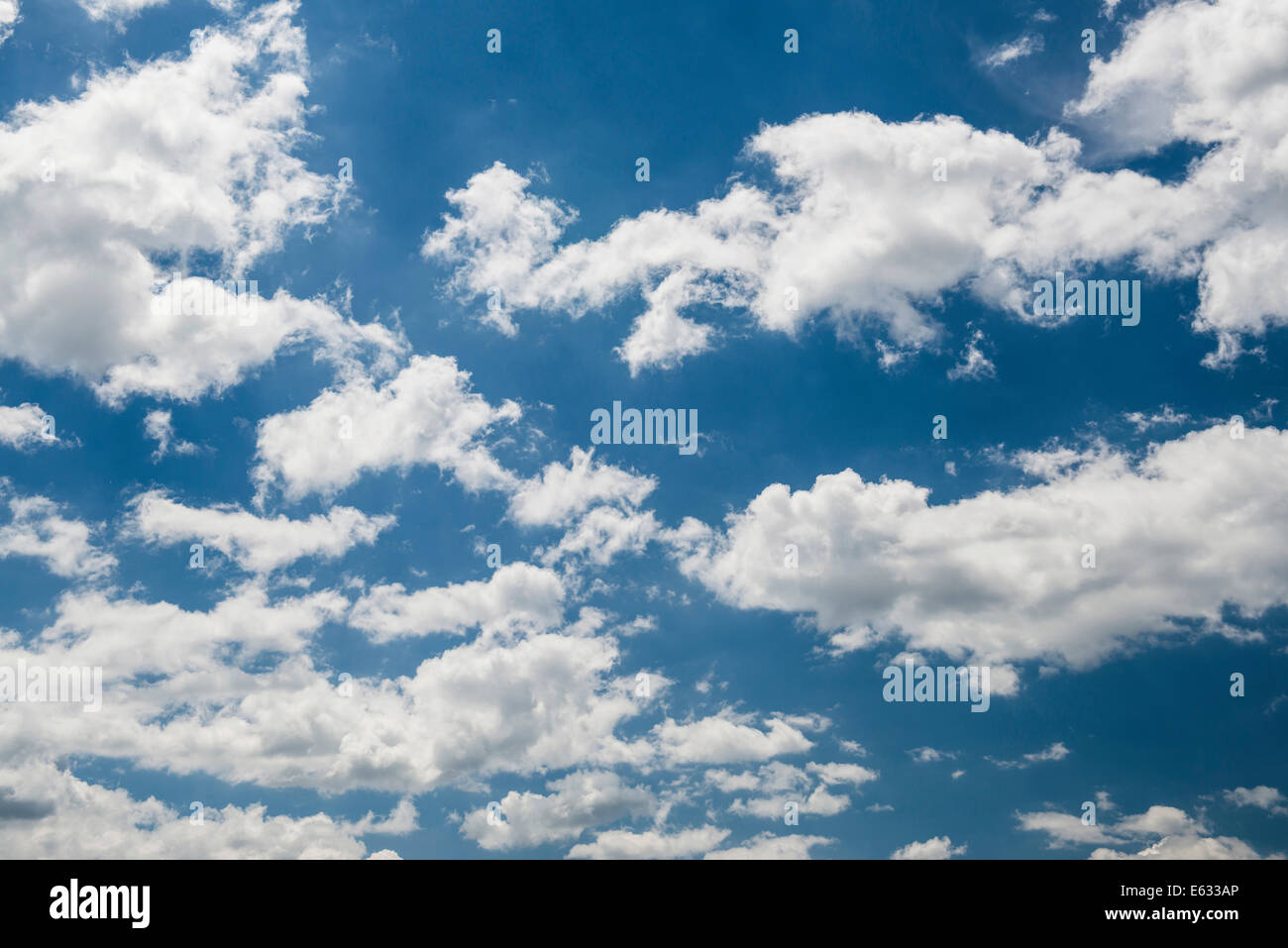 Cumulus nuvole e cielo blu Foto Stock