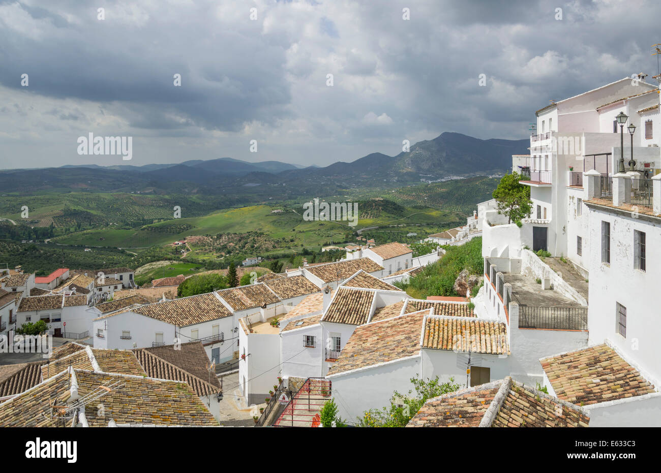 Vista sui tetti della città vecchia, Zahara de la Sierra, Andalucía, Spagna Foto Stock