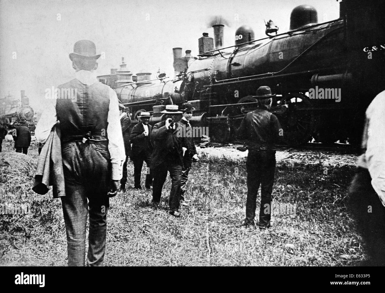 1890s GIRO DEL SECOLO un gruppo di uomini a camminare in piedi dal convoglio ferroviario Foto Stock