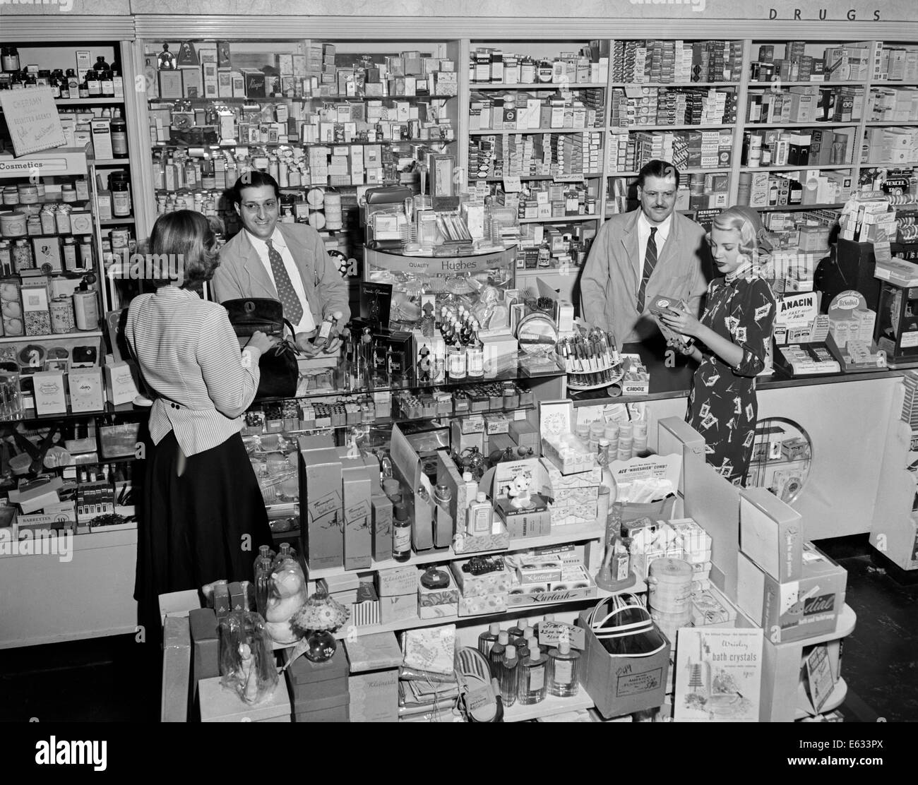 1940s 1948 servendo gli uomini donne SHOPPING IN FARMACIA PHARMACY STORE CONTATORE MEDICINA PAZIENTE COSMETICI IN BRONXVILLE NY USA Foto Stock