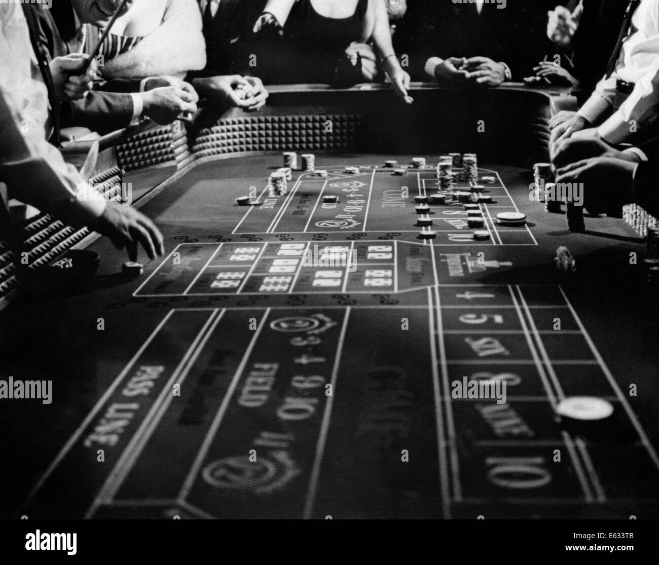 Anni sessanta quattro anonimo persone non identificate GAMBLING CASINO CRAPS Foto Stock