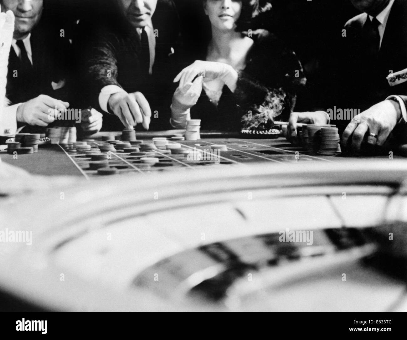 Anni sessanta quattro anonimo persone non identificate GAMBLING CASINO ROULETTE Foto Stock