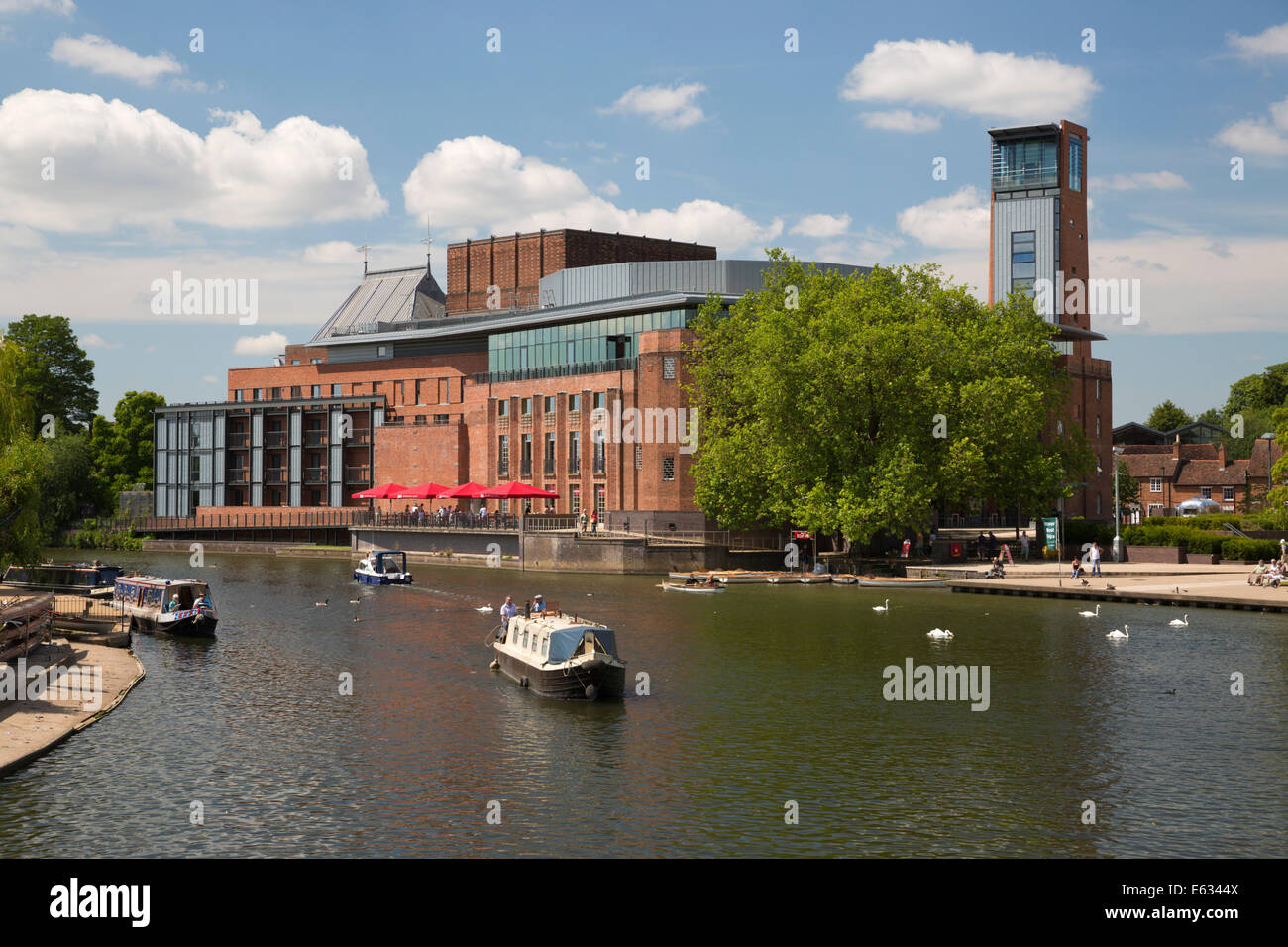 Royal Shakespeare Theatre sul fiume Avon, Stratford-upon-Avon, Warwickshire, Inghilterra, Regno Unito, Europa Foto Stock