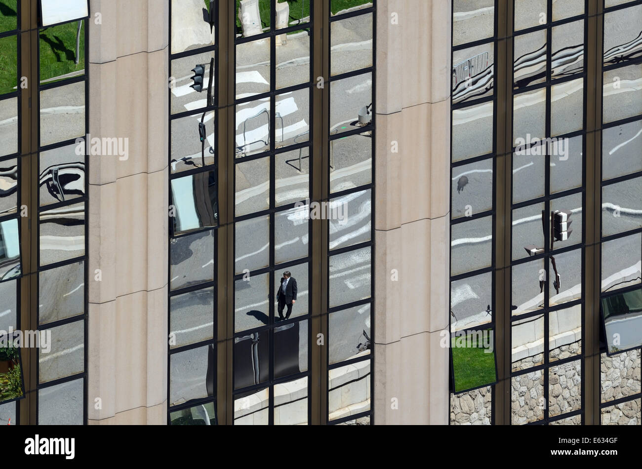 Le riflessioni di scena di strada & attraversamento pedonale nel vetro dello specchio del blocco di ufficio o ufficio edificio Monaco Foto Stock
