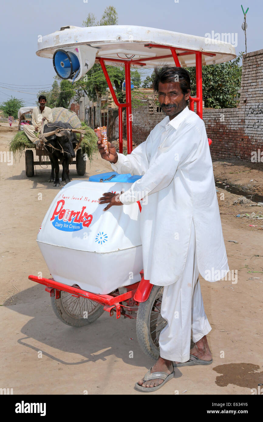 Ice-cream venditore Allah Rakha (40) mediante il suo veicolo in christian dominato villaggio di Khushpur, provincia del Punjab, Pakistan Foto Stock