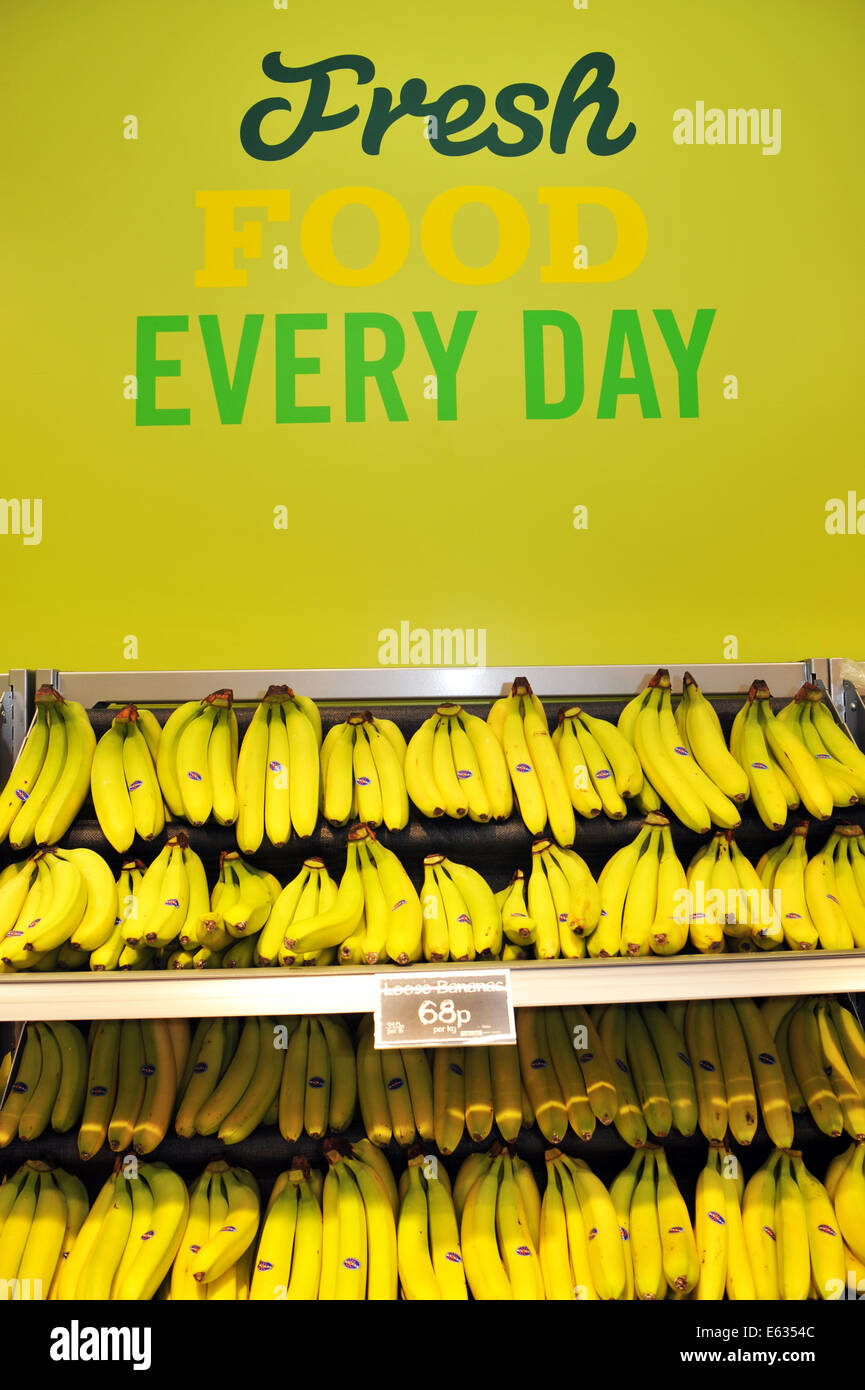 Banane su un ripiano in un supermercato . Foto Stock