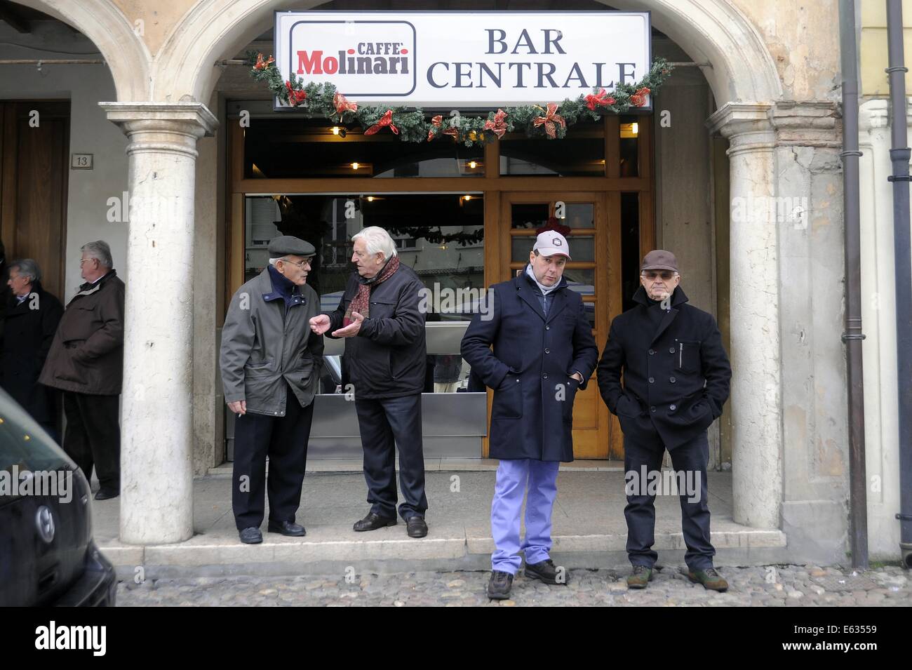 Suzzara (Reggio Emilia), Italia), gli uomini al di fuori del bar della  piazza Foto stock - Alamy