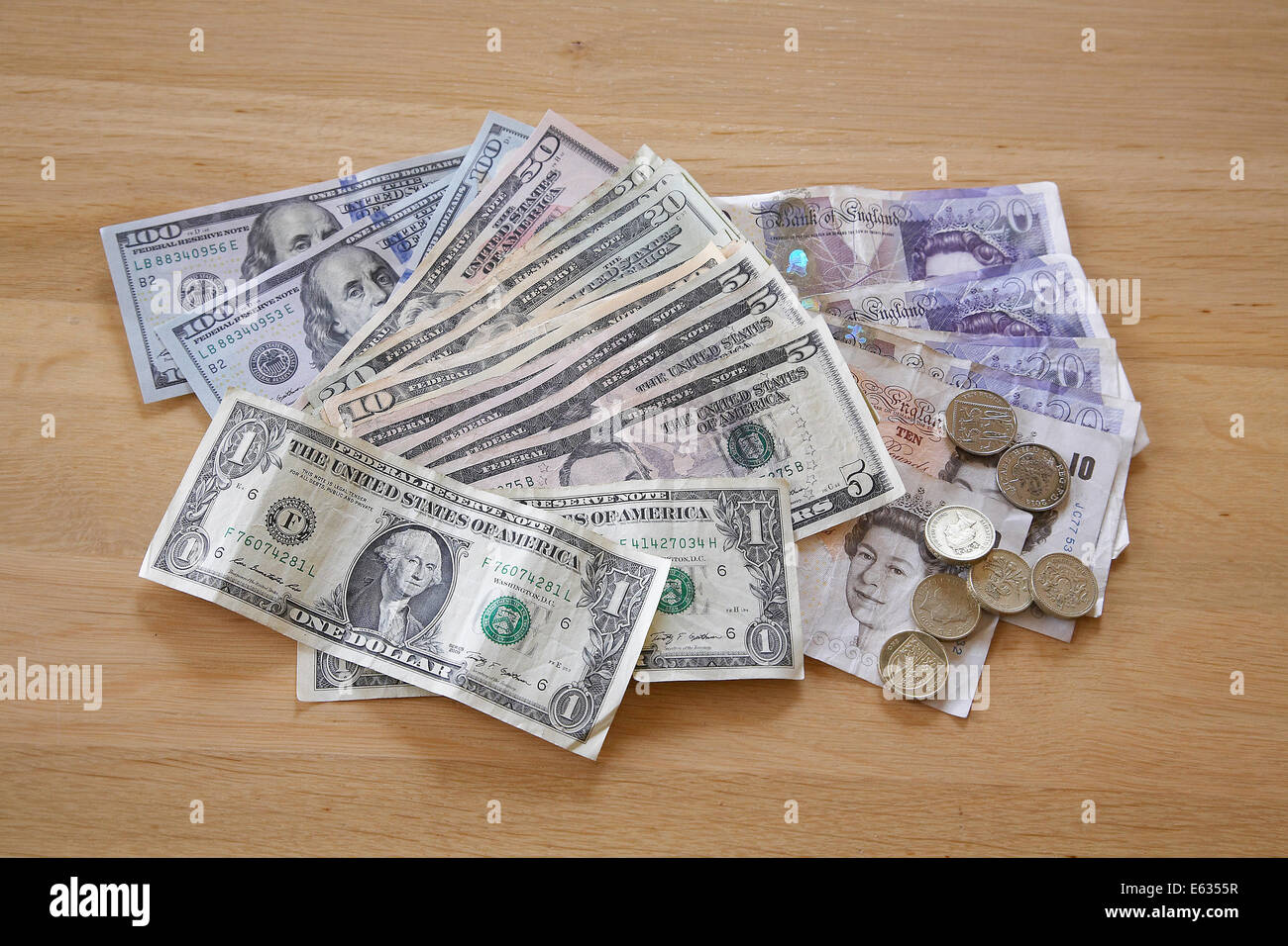 Un mucchio di americani e britannici di denaro su un tavolo. Foto Stock